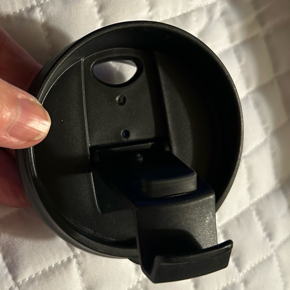 Eddie Bauer 7.5” For hot/cold beverages w/black 3” screwtop/snap top closure. - Picture 4 of 8